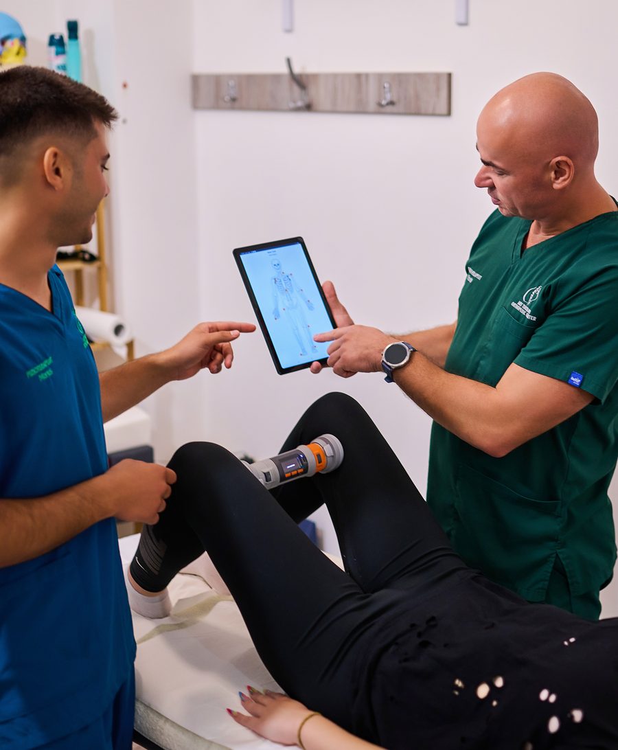 Fizioterapeuții centrului măsoară forța genunchiului cu dinamometru, la Galați